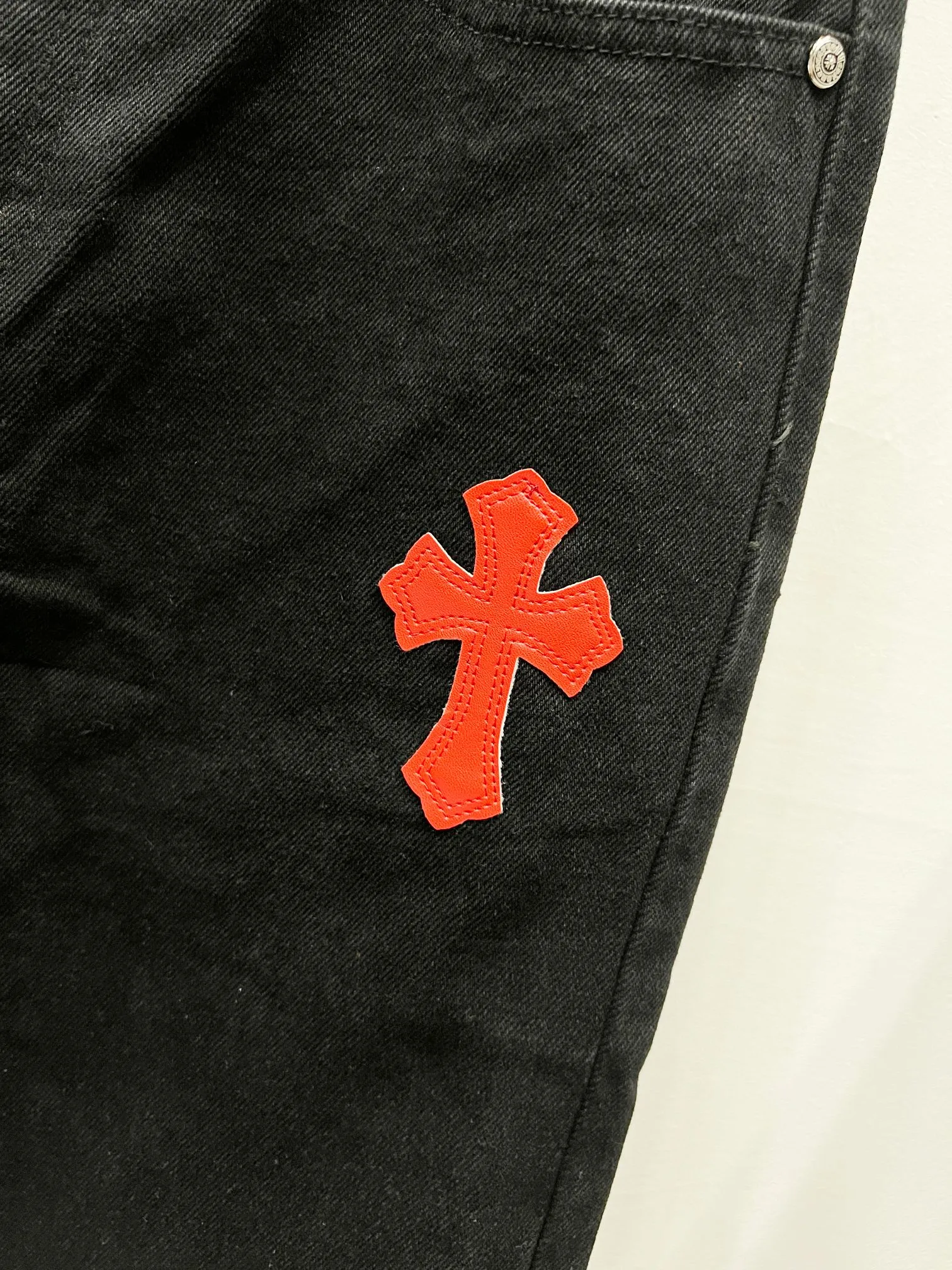 P260 Style number: (K750) Style number: (K550) Chrome Hearts & Chrome Hearts CH city limited series Sanskrit cross patch patchwork leather jeans need to be washed and then disassembled and hand-made. The sheepskin cross leather is then spliced ​​to complete. The whole process is too complicated to describe. The texture can be seen in the hand, and it looks good. The styles with different washed textures are very friendly to people with thin legs and thick legs. The straight version is very flattering to the leg shape. The moderate length is timeless and can be matched easily and casually. It is the basic styling foundation for various styles and is a must-have in the wardrobe! The fabric is stiff but also makes the upper body soft without losing texture. The washing process is even more perfect. It is a must-have item for everyone! ! ! Washed wheat, hang tag, pants label, three labels are complete, the upper body effect is particularly stiff and stylish, super stylish, same style for men and women - Color: Size: 28 30 32 34
